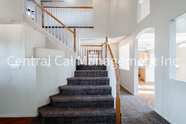 Foto del edificio - 4 Bedroom/3 Bath Home in the Southwest - $2495 per Month!