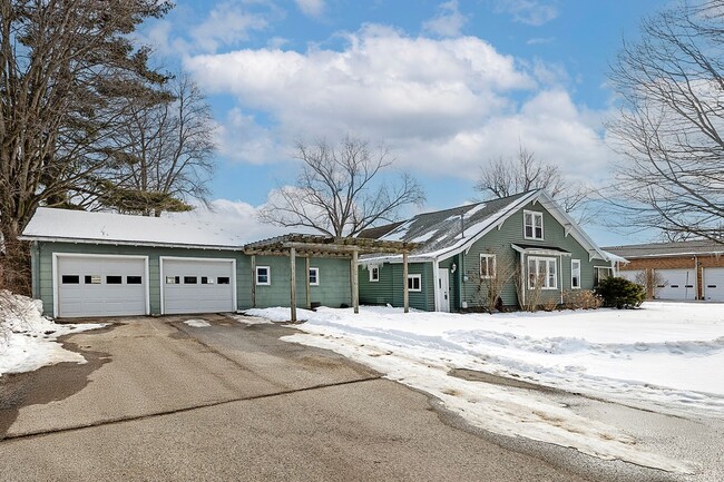 Building Photo - Charming 3-Bedroom Home with Garage