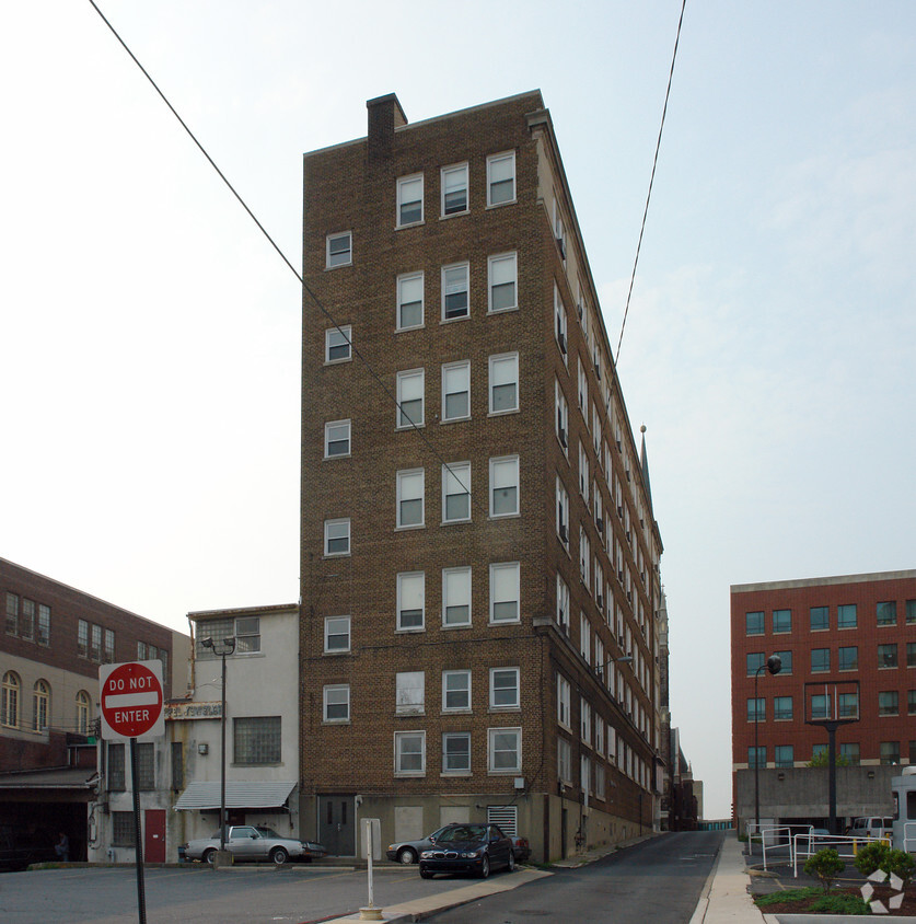 Primary Photo - Hamilton Apartments