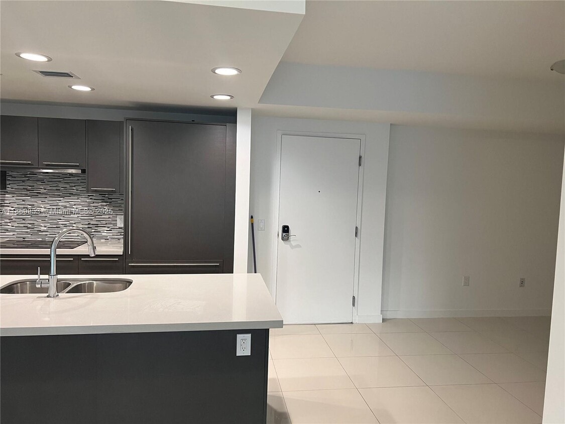 Foto principal - 7825 NW 107th Ave