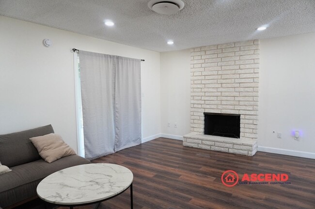Foto del edificio - Spacious 4BR/2BA Bakersfield Home with Fireplace