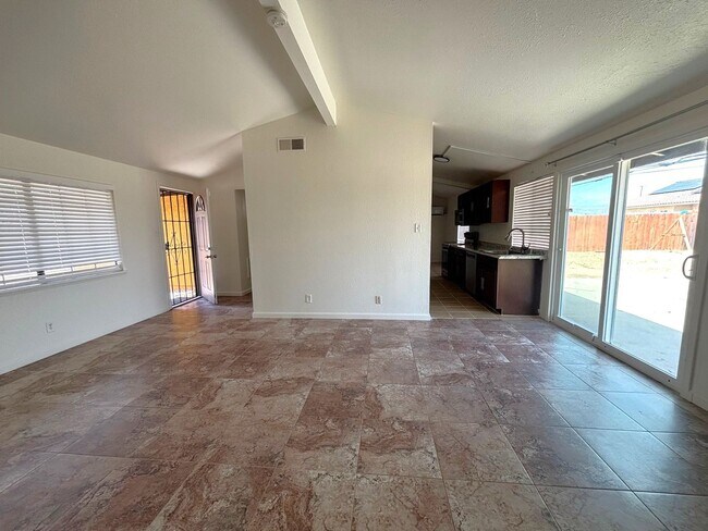 Building Photo - Priced to Rent Fast!!