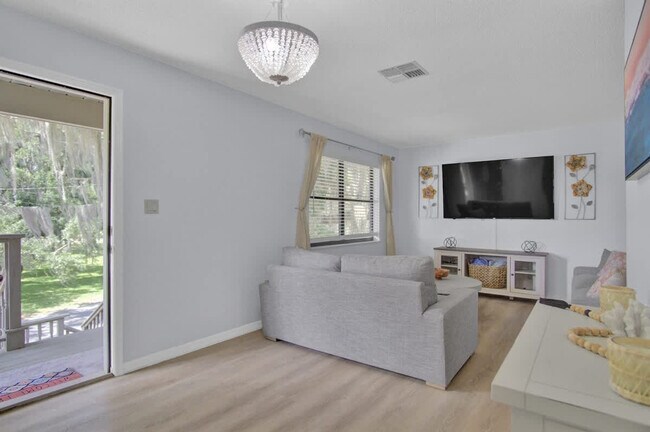 Foto del edificio - 1045 N Cres Dr