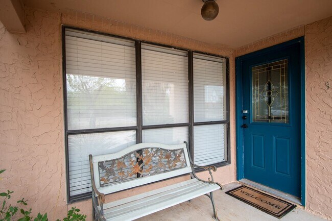 Building Photo - 922 Lago Vista Dr