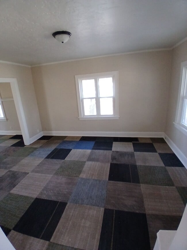 Building Photo - 328 Royal Ave