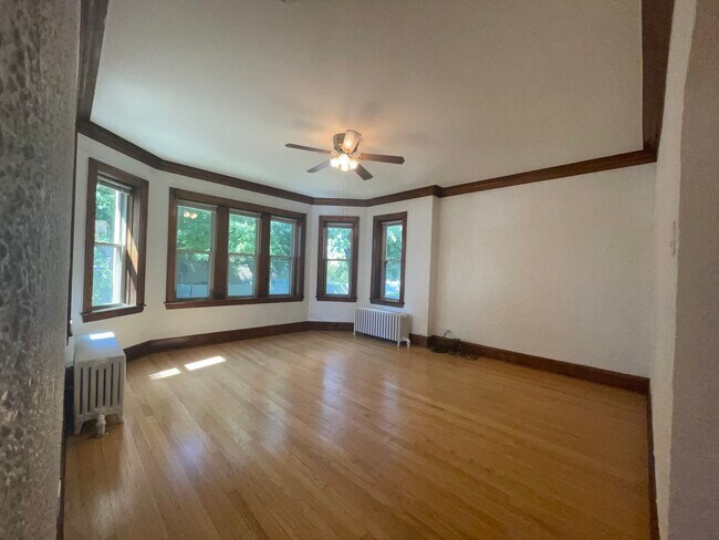 Sala de estar - Completa - 5655 W Ainslie St