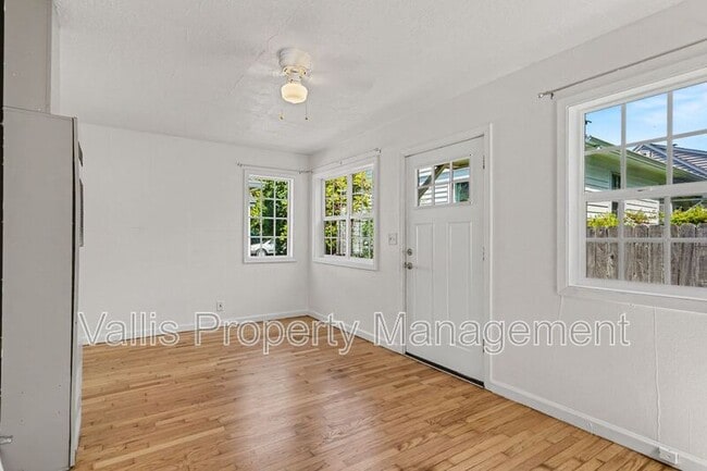 Building Photo - 522 19th St NE