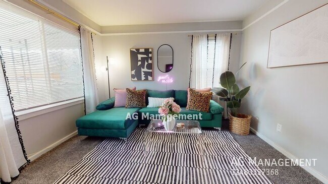 Building Photo - 11059 Paige Ave - Fully Furninshed Mid Ter...
