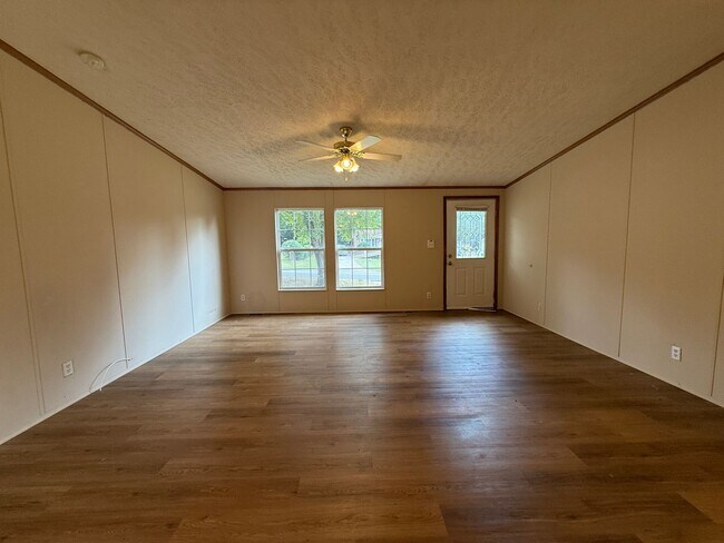Building Photo - 3bed/2ba Single Family Home