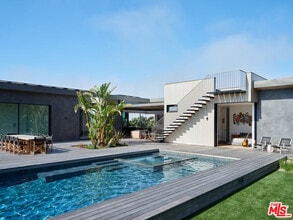 Building Photo - 6755 Dume Dr