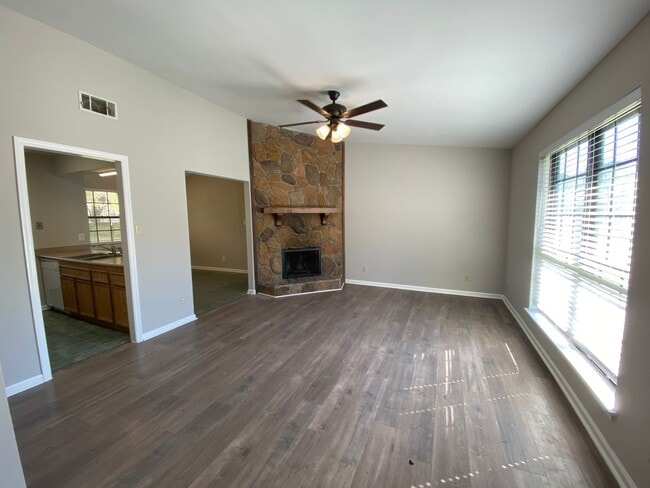 Foto del edificio - 4 bedroom 2 bath in Village Green