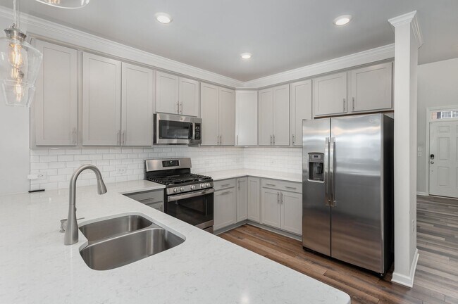 Building Photo - Well Maintained 3-Bedroom End Unit Townhom...