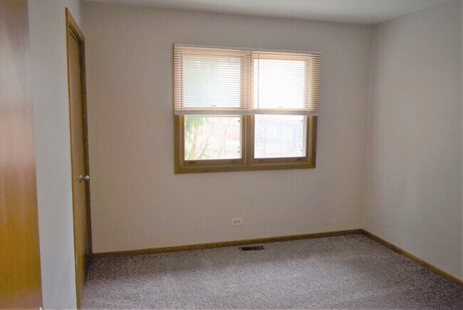 Building Photo - 4 bedroom 3 bathroom with in law arrangement