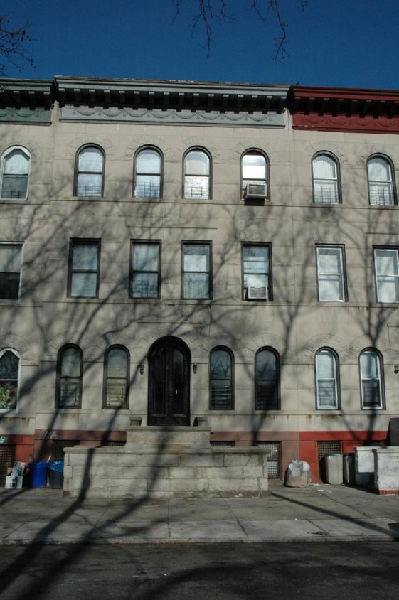 Primary Photo - 831 Halsey St