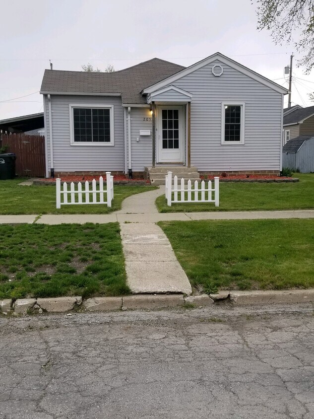 Primary Photo - 2052 3rd Ave N