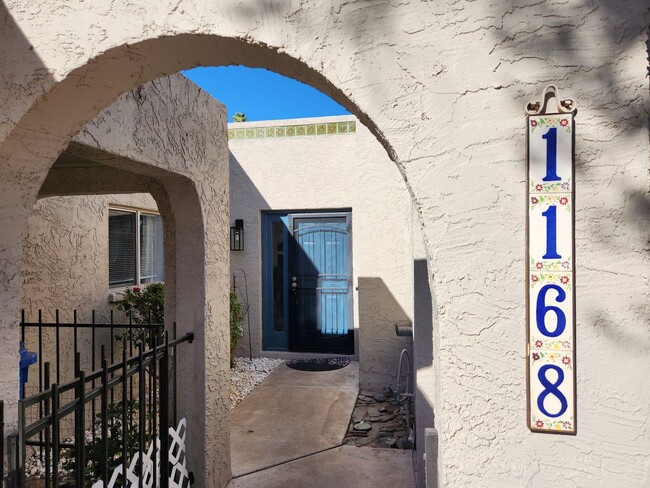 Building Photo - Gorgeous 2 bedroom 2 bath in TAPATIO COVE