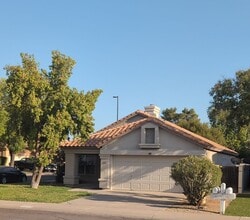 Building Photo - 2325 E Lakecrest Dr