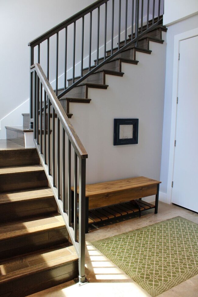 Building Photo - LUXURY 3-BEDROOM PEARL-DISTRICT TOWNHOME