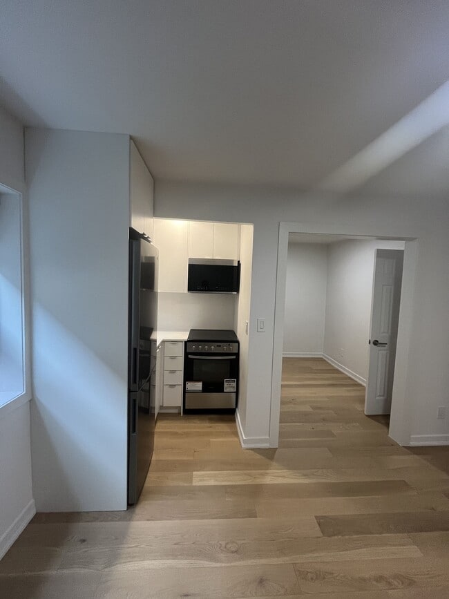 Building Photo - 26 Balmoral Ave