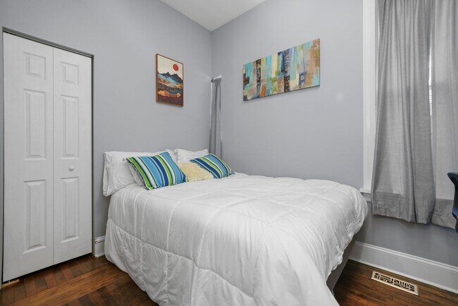 Foto del edificio - 1527 N Claremont Ave