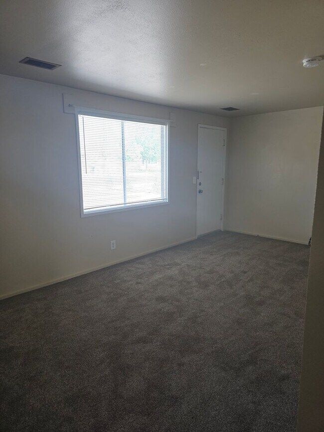 Foto del edificio - 1245 Pinyon Ave