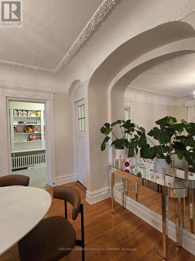 Photo du bâtiment - 596 Queen Elizabeth Driveway