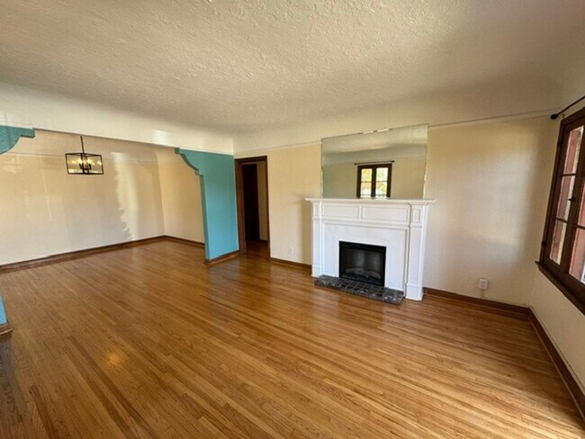 Building Photo - 2501 Eucalyptus Ave