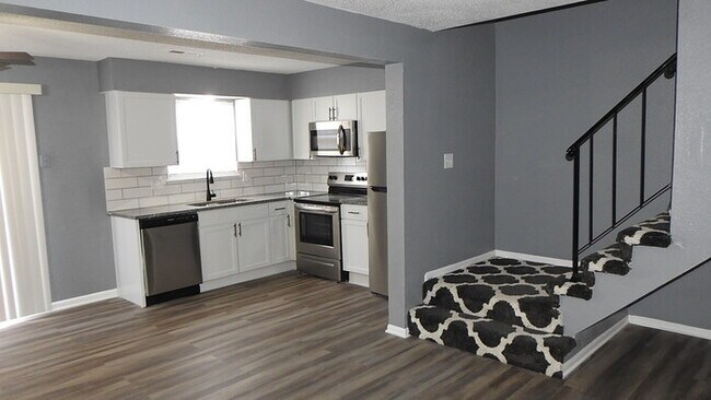 Foto del edificio - Blue Springs - 2 bed - 1.5 bath Townhome