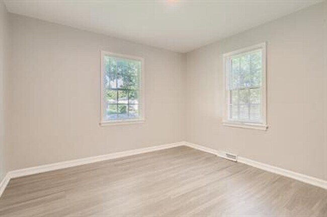 Building Photo - Updated 4-Bed Home, Finished Basement and ...