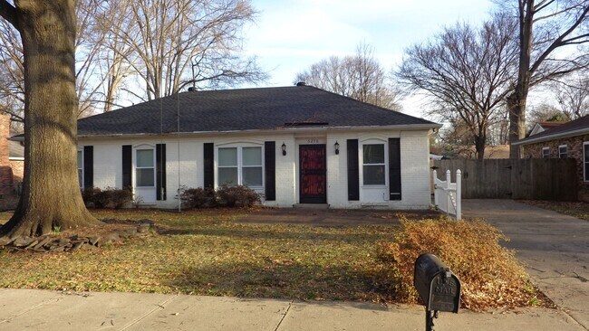 Move In Ready! Gated Parking! Large Fence ... - Move In Ready! Gated Parking! Large Fence ... House