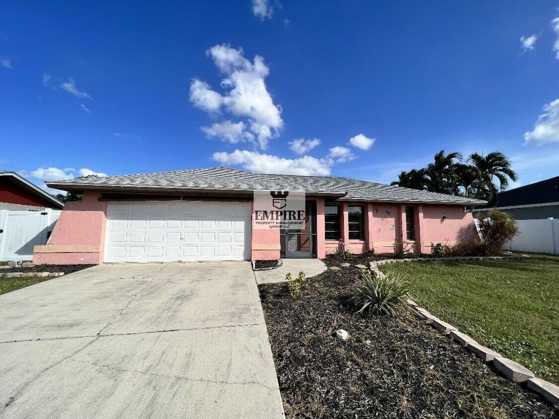Foto principal - Cozy Cape Coral Pool Home – 3 Beds, 2 Bath...
