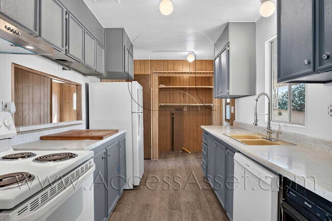 Foto del edificio - 16450 Monterey St