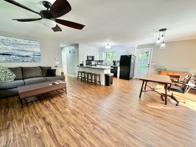 Foto del edificio - 13 Evergreen Dr