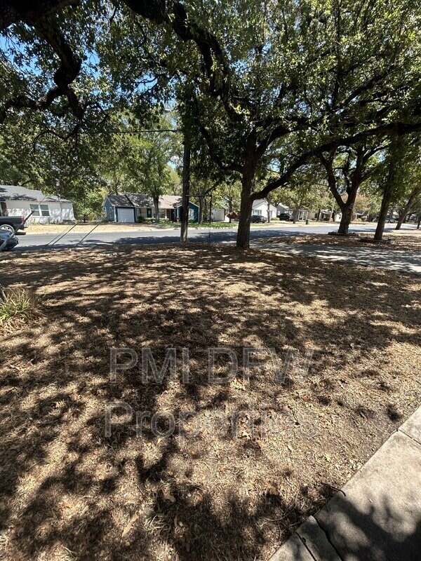 1229 Churchill Rd Unit C, River Oaks, TX 76114 Condo for Rent in