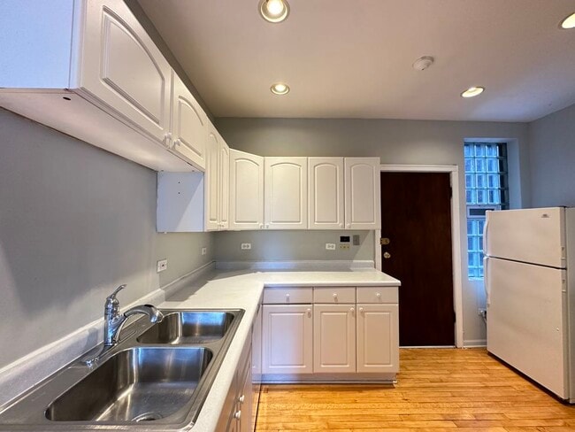 Building Photo - 4115 N Paulina St
