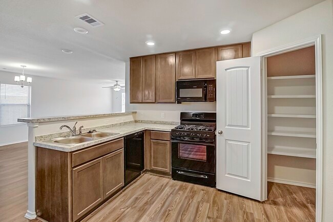 Foto del edificio - 14421 Conifer Dr