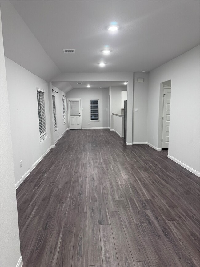 Building Photo - 2217 Middle Rdg Dr