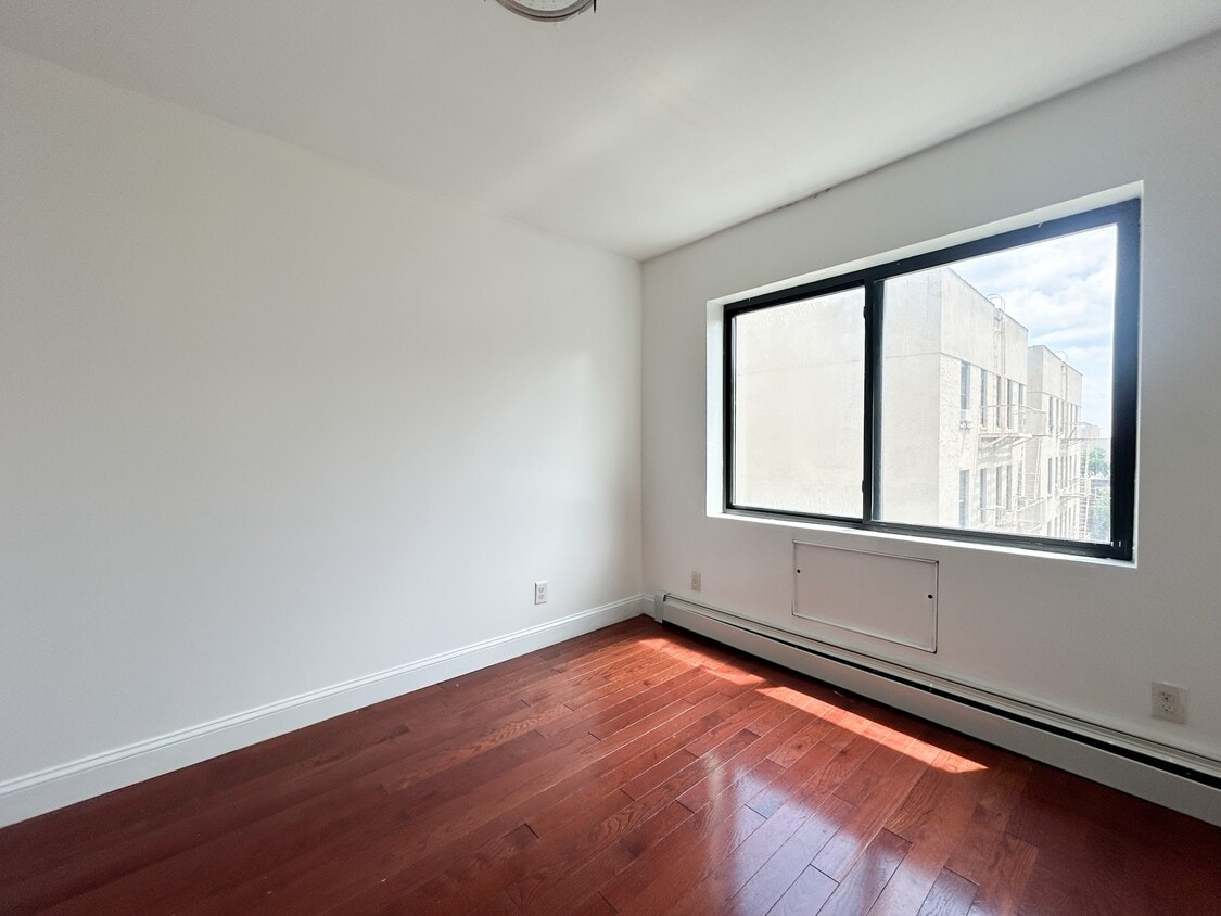 Primary Photo - 2120 Daly Ave