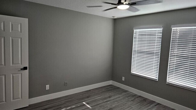 Foto del edificio - 5209 Creekside Park Ave