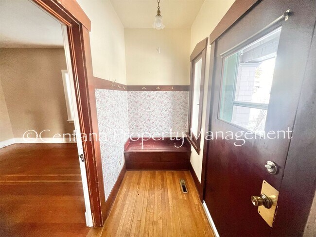 Building Photo - Adorable 2 bedroom cottage just below MT T...