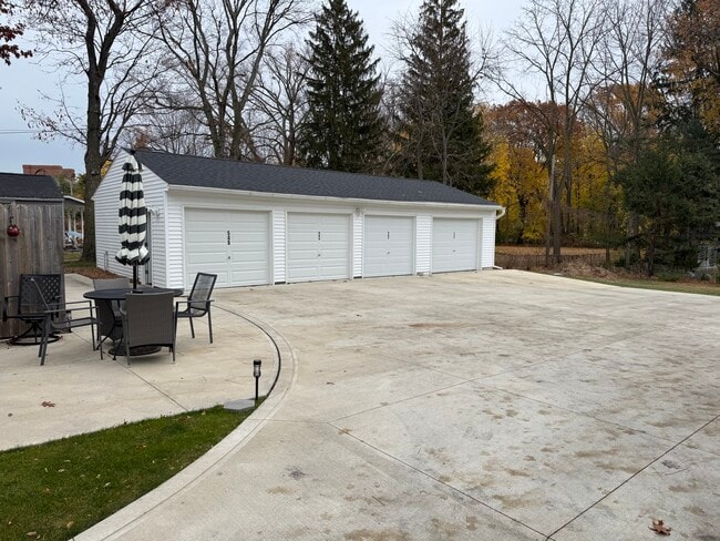 Building Photo - 545 Mentor Ave