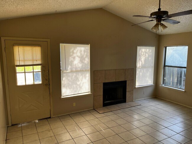 Building Photo - 4011 Colonial Sun Dr
