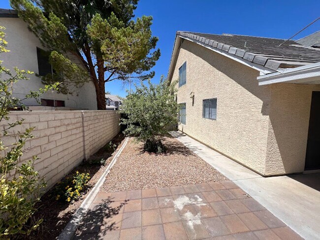 Building Photo - Custom 3 bedroom home with master bedroom ...