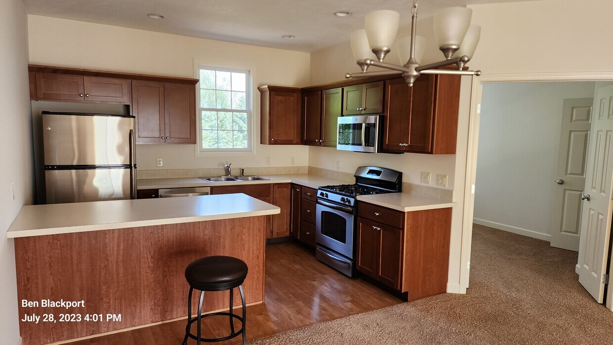 Foto principal - 610 Bedford Falls Dr