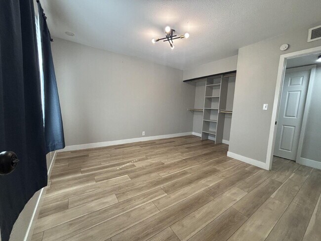 Building Photo - 3BR/2BA Single-Story — Minutes to Strip & Airport