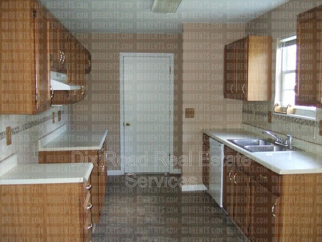 Building Photo - 988 Tam-O-Shanter Wy
