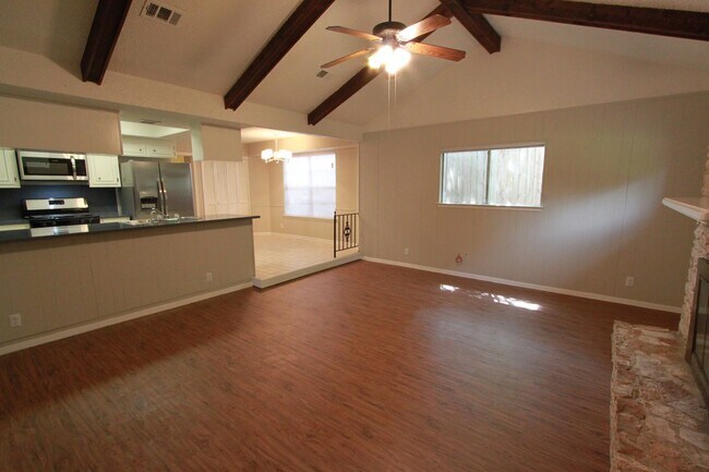 Foto del edificio - Updated 4-Bedroom, 3-Bath Home on Quiet Cu...
