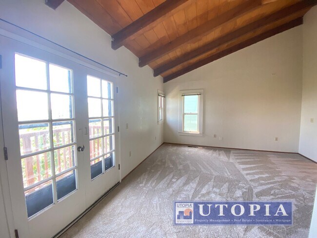 Building Photo - Beach Hill Townhouse, 3 Bedroom, 2.5 Bathroom just 2 Blocks to Main Beach