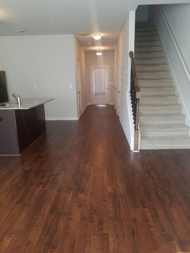 Building Photo - 3 Bedroom Townhome in Jonesboro!