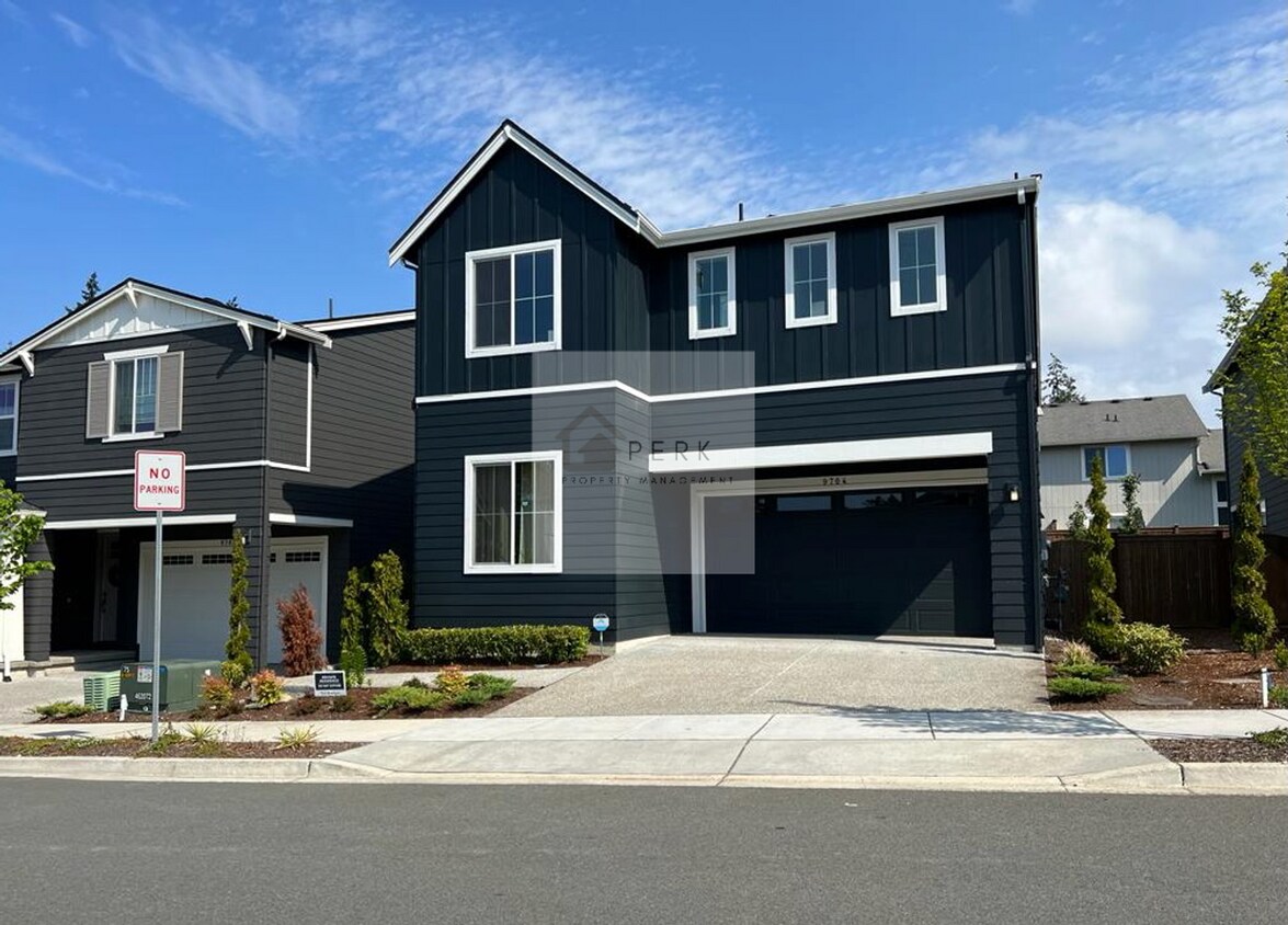 Primary Photo - Stunning 5-Bedroom Home for Rent in Lake S...